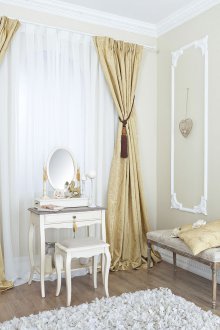 Beige gardiner med mønster