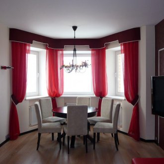 Cumba için kırmızı perdeler