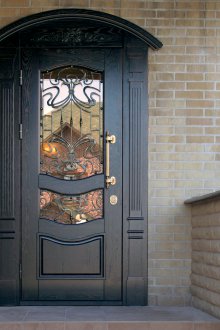 La porte de la maison avec du verre