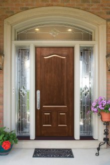 Porte de la maison avec un vitrail