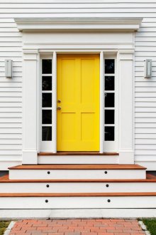 Porte jaune de la maison