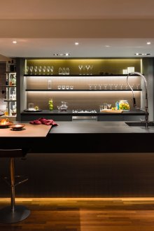 Siyah ve kahverengi bar sayacı karanlık bir iç