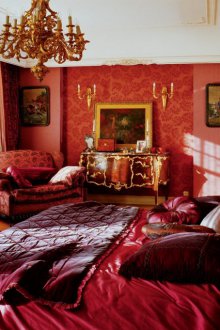 Burgundy curtains in the bedroom