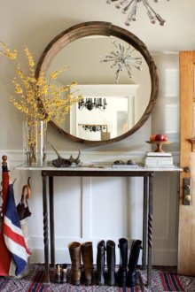 Mesa cantilever de metal no corredor