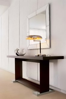 Mesa no corredor em estilo moderno