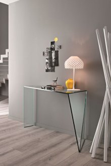 Mesa de vidro no corredor