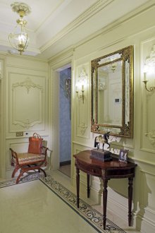 Uma pequena mesa no corredor com uma gaveta