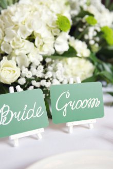 Gelin ve damat için çiçek masa dekorasyonu