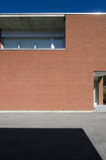 Fachada contemporánea de ladrillo