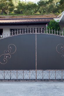 Gri metal kapı