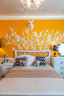 Yellow walls in the bedroom