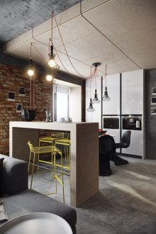 Ahşap bar sayacı bir stüdyo daire