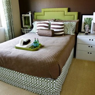 Kleines Bett für das Schlafzimmer