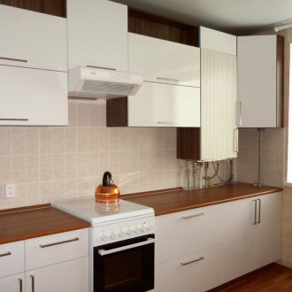 Tubos en un armario colgante en la cocina