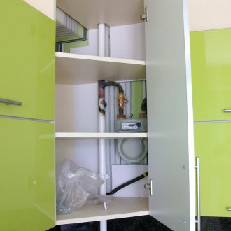 Tubos en el mueble de cocina