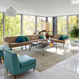 Sofa beige di dalam rumah