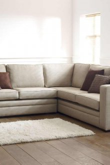 Sofa beige dalam reka bentuk yang mudah