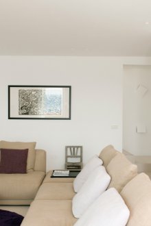 Sofa beige dalam gaya minimalis.