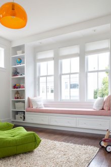 Sofa di sepanjang tingkap untuk seorang gadis