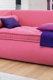 Sofa merah jambu untuk seorang gadis