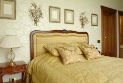 Goldene Tapete mit einem Muster im Schlafzimmer