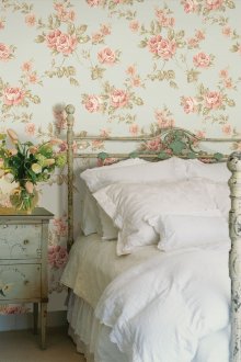 Floral ταπετσαρία σε μια ρουστίκ κρεβατοκάμαρα