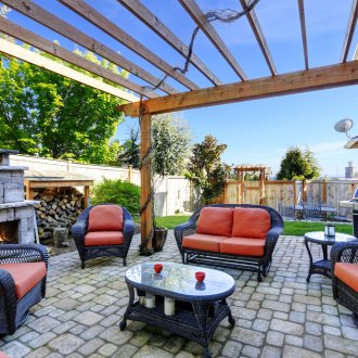 Yumuşak kanepeli barbekü alanı