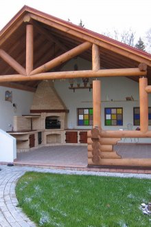 Überdachter Pavillon mit Kamin