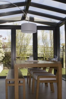 Pavillon mit Esstisch