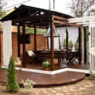 Pavillon mit Esstisch und halbrunden Bänken