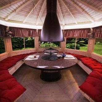 Schönes Design eines Pavillons mit einem Esstisch