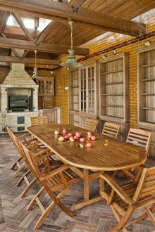 Großer Esstisch und Grill im Pavillon