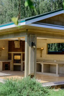 Steinpavillon mit Kamin