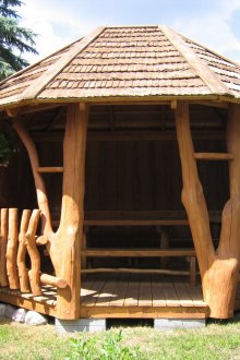 Laube aus Baumstämmen