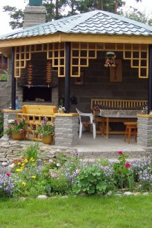 Offener Pavillon mit Kamin