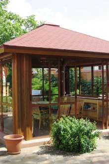 Glasierter Holzpavillon mit Esstisch