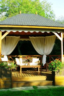 Stilvoller Pavillon mit Vorhängen