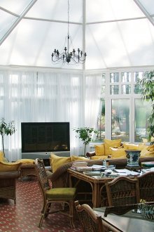 Großer Pavillon mit Sitzbereich und Esstisch