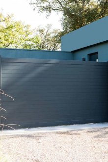 Sliding shutter gate
