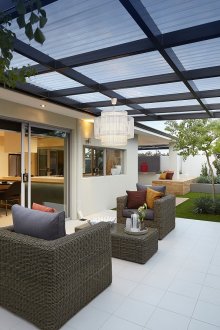 Überdachte Pavillonterrasse mit Kamin