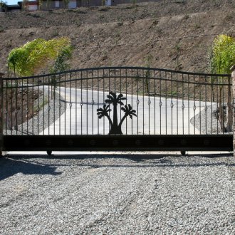Puertas verticales de metal.