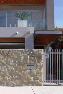 Puertas verticales grises