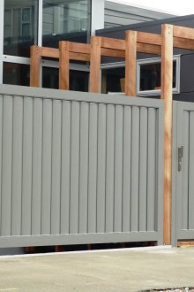 Puertas verticales en gris