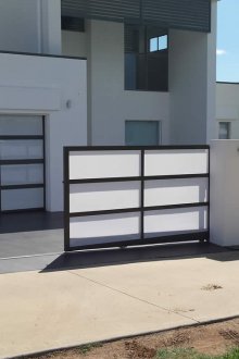 Suspended gate on the frame