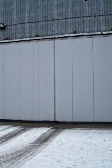 Suspended metal gates