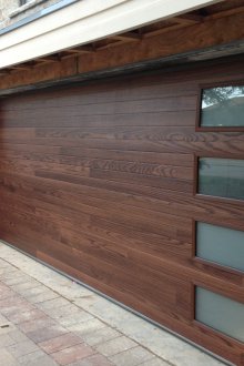 Hanging gates with glass