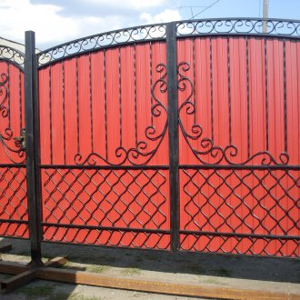 Porte rouge d'un tuyau profilé