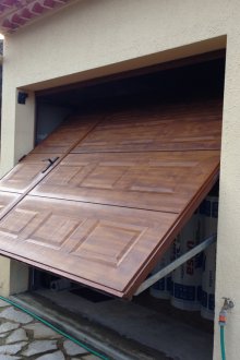 Cancello basculante con porta