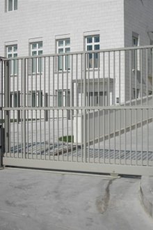 Sollevamento cancello grigio