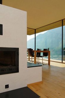 Tavola massiccia in una casa di campagna